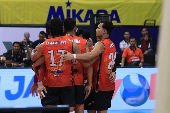 Para pemain Jakarta Bhayangkara Presisi saat menghadapi Palembang Bank Sumsel Babel pada putaran pertama Proliga 2024. Agil Angga (paling kanan) memimpin klasemen top skor sementara.