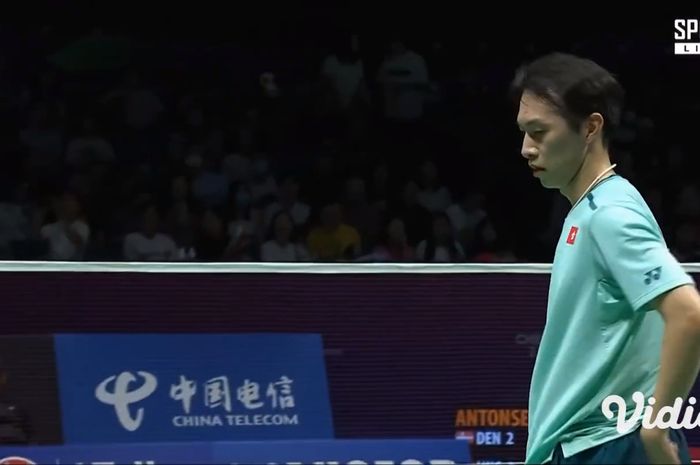 Reaksi lesu tunggal putra Hong Kong, Ng Ka Long Angus, saat menghadapi Anders Antonsen dari Denmark dalam pertandingan fase grup Thomas Cup 2024 di Chengdu, China, 28 April 2024.