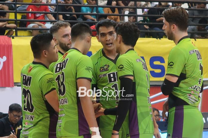 Para pemain Jakarta STIN BIN saat menghadapi Jakarta Pertamina Pertamax pada pekan pertama Proliga 2024 di GOR Amongrogo, Yogyakarta, Minggu (28/4/2024)