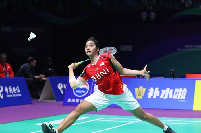 Pebulu tangkis tunggal putri Indonesia, Ester Nurumi Tri Wardoyo pada penyisihan Uber Cup 2024 melawan Hong Kong di Hi-Tech Zone Sports Centre, Chengdu, China, Sabtu (27/4/2024).