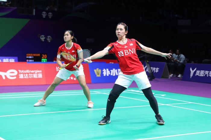 Pasangan ganda putri, Lanny Tria Mayasari/Ribka Sugiarto pada penyisihan grup Uber Cup 2024 melawan Hong Kong di Hi-Tech Zone Sports Centre, Chengdu, China, Sabtu (27/4/2024).