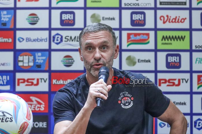 Pelatih Persija Jakarta, Thomas Doll, sedang memberikan keterangan kepada awak media di Media Center Stadion Utama Gelora Bung Karno, Senayan, Jakarta, Senin (29/4/2024).