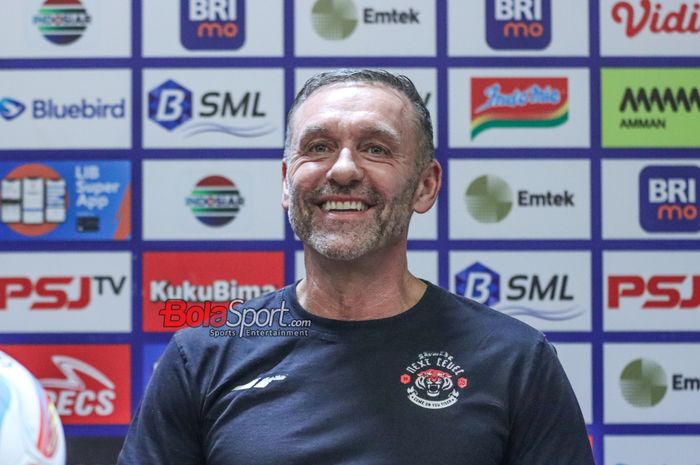 Pelatih Persija Jakarta, Thomas Doll, sedang memberikan keterangan kepada awak media di Media Center Stadion Utama Gelora Bung Karno, Senayan, Jakarta, Senin (29/4/2024).