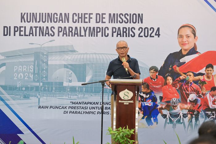 Chef de Mission Indonesia untuk Paralimpiade Paris 2024, Reda Manthovani, saat melakukan kunjungan ke pelatnas Paralimpiade di Solo, Jawa Tengah, 28 April 2024.