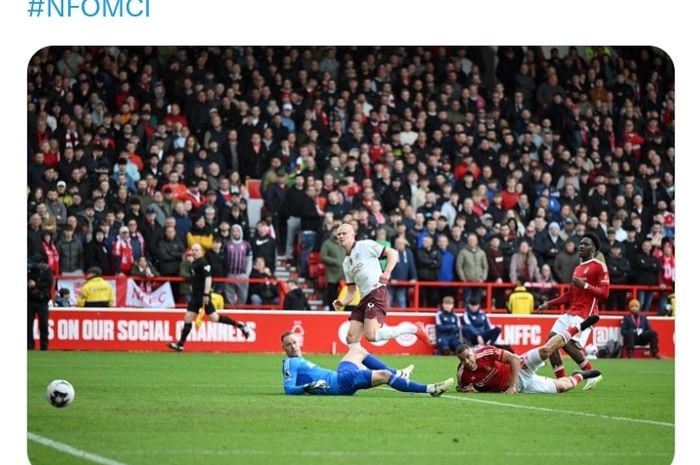 Aksi striker Manchester City, Erling Haaland, mencetak gol ke gawang Nottingham Forest pada laga pekan ke-35 Liga Inggris di Stadion City Ground, Minggu (28/4/2024).