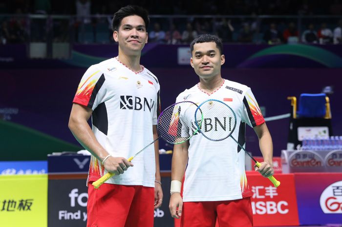 Ganda putra, Daniel Marthin dan Leo Rolly Carnando, berpose setelah tampil pada pertandingan Indonesia vs Thailand untuk babak penyisihan Grup C Thomas Cup 2024 di Chengdu, China, 29 April 2024.