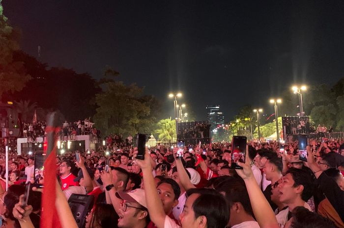 Suasana Suporter memadati kegiatan nonton bareng (nobar) timnas U-23 Indonesia kontra Uzbekistan dalam laga semifinal Piala Asia U-23 2024 Qatar yang digelar di depan Garuda Store kawasan Stadion Utama Gelora Bung Karno (SUGBK), Senayan, Jakarta Pusat, Senin (29/4/2024).