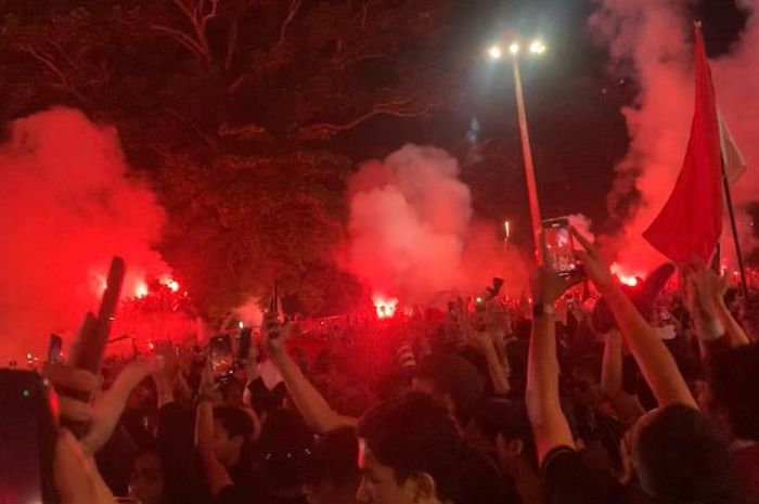 Kegiatan nonton bareng (nobar) timnas U-23 Indonesia kontra Uzbekistan yang digelar di depan Garuda Store kawasan Stadion Utama Gelora Bung Karno (SUGBK), Senayan, Jakarta Pusat, Senin (29/4/2024), terancam dibubarkan karena ada penyalaan flare.