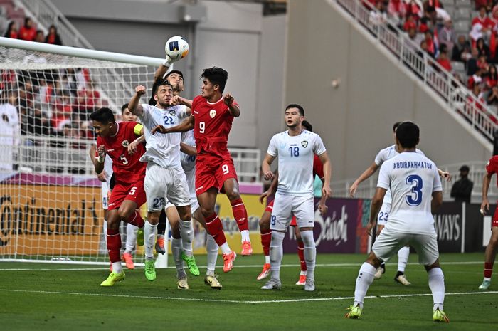 Eskpresi para pemain (Ramadhan Sananta dan Rizky Ridho) saat Timnas U-23 Indonesia harus mengakui keunggulan Uzbekistan 0-2 dalam semifinal Piala Asia U-23 2024, Senin (29/4/2024).