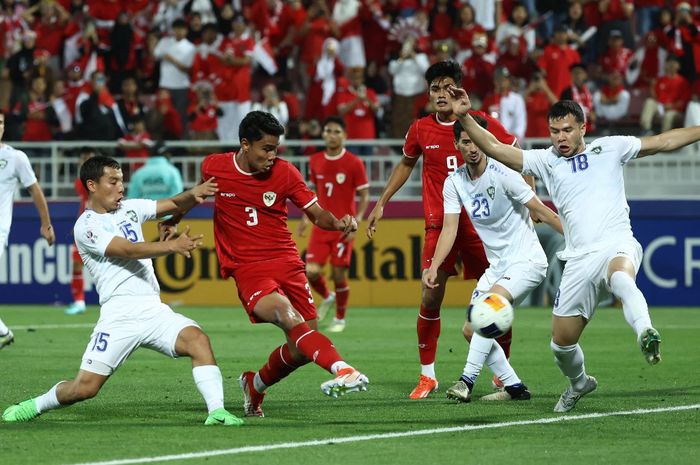 Muhammad Ferarri (3) melepaskan tembakan dalam duel timnas U-23 Indonesia vs Uzbekistan pada semifinal Piala Asia U-23 di Doha (29/4/2024).