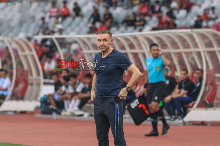 Pelatih Persija Jakarta, Thomas Doll, sedang memantau para pemainnya di Stadion Utama Gelora Bung Karno, Senayan, Jakarta, Selasa (30/4/2024) siang.