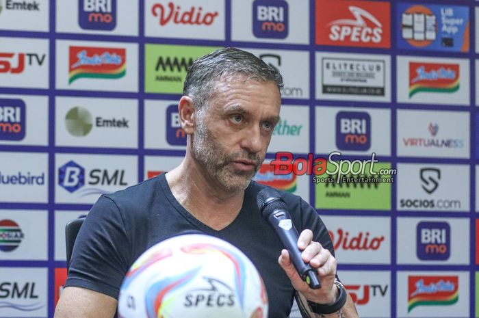 Pelatih Persija Jakarta, Thomas Doll, sedang memberikan keterangan kepada awak media di Stadion Utama Gelora Bung Karno, Senayan, Jakarta, Selasa (30/4/2024) siang