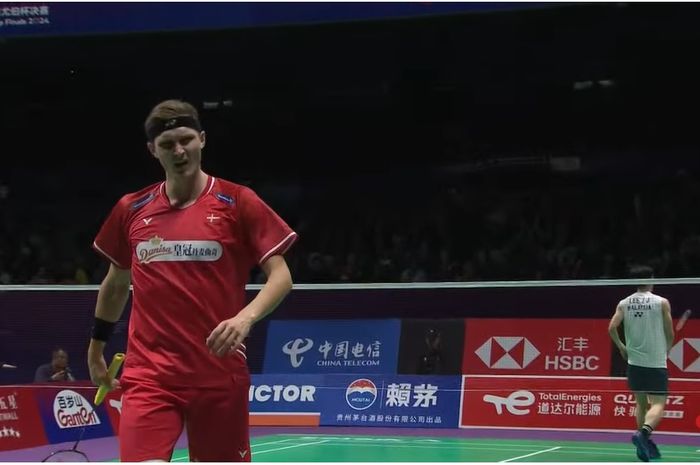 Viktor Axelsen sempat bingung hadapi Lee Zii Jia pada laga fase grup D Thomas Cup 2024 antara Denmark vs Malaysia di Hi-Tech Zone Sports Centre Gymnasium, Chengdu, Sichuan, China, Selasa (30/4/2024).