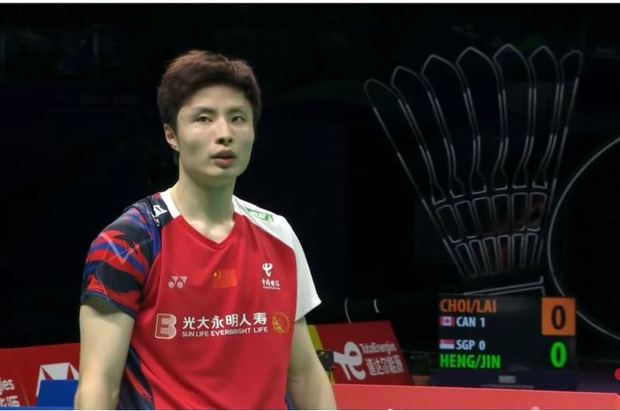 Tunggal putra China, Shi Yu Qi saat menghadapi Jeon Hyeok-jin pada fase Grup A Thomas Cup 2024 di Hi-Tech Zone Sports Centre Gymnasium, Chengdu, Sichuan, China, Selasa (30/4/2024)