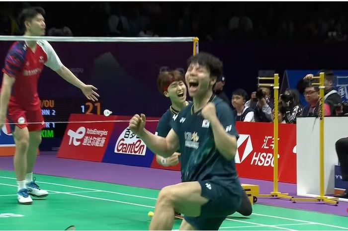 Ki Dong-ju/Kim Won-ho memenangi laga atas Liu Yu Chen/Ou Xuan Yi dan membuat Korea Selatan samakan kedudukan 2-2 atas China pada fase grup A Thomas Cup 2024 di Hi-Tech Zone Sports Centre Gymnasium, Chengdu, Sichuan, China, Selasa (30/4/2024).