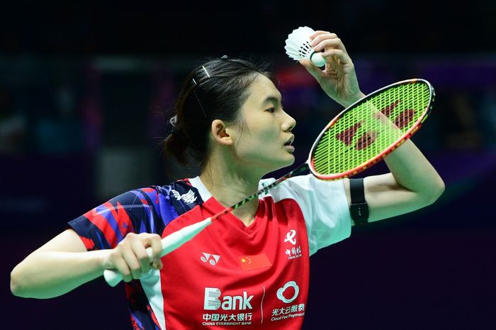 Tunggal putri China, Han Yue, melakukan servis kepada Wen Yu Zhang dari Kanada pada pertandingan Uber Cup 2024 di Chengdu, China, 28 April 2024.