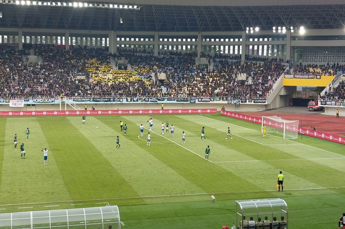 Suasana laga pekan ke-34 Liga 1 2023/2024 antara PSS Sleman melawan Persib Bandung, Selasa (30/4/2024).