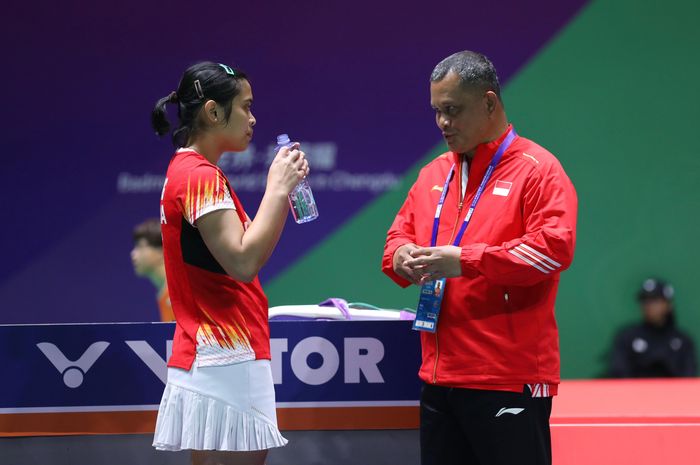 Asisten pelatih tunggal putri Indonesia, Herli Djaenudin, berbicara dengan Gregoria Mariska Tunjung pada penyisihan Uber Cup 2024 melawan Hong Kong, di Hi-Tech Zone Sport Centre, Chengdu, Sichuan, China, Sabtu (27/4/2024).