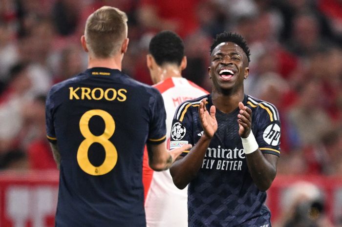 Penyerang Real Madrid, Vinicius Junior (kanan), merayakan gol yang ia cetak ke gawang Bayern Muenchen pada laga leg pertama babak semifinal Liga Champions di Stadion Allianz Arena, Selasa (30/4/2024).