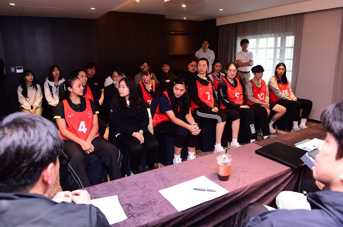 Dua pebola voli putri Indonesia, Aulia Suci Nurfadilla dan Yolla Yuliana ketika mengikuti seleksi Liga Voli Korea musim 2024-2025 di Jeju, Korea Selatan