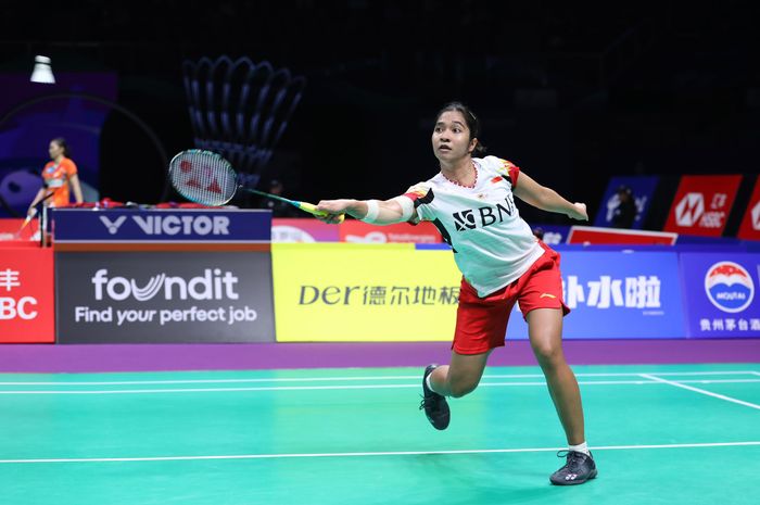 Tunggal putri Indonesia, Ester Nurumi Tri Wardoyo, saat tampil menghadapi Aya Ohori dari Jepang pada babak penyisihan Grup C Uber Cup 2024 di Chengdu, China, 1 Mei 2024.