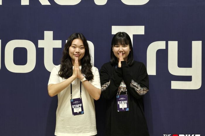 Interpreter pada Liga Voli Korea, Kim Yoon-sol (kiri) dan Yoon Ye-ji, berpose di tengah pelaksanaan try out Liga Voli Korea di Pulau Jeju, Korea Selatan.