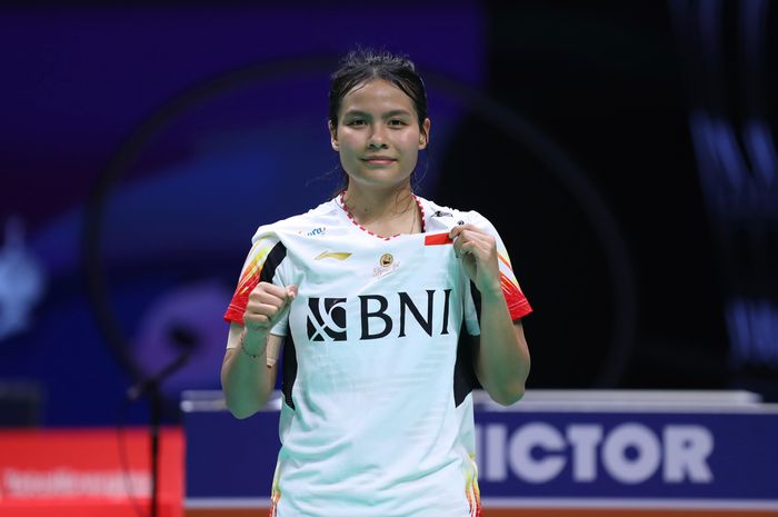 Pebulu tangkis tunggal putri Indonesia, Komang Ayu Cahya Dewi, berpose setelah memenangi partai terakhir penyisihan Uber Cup 2024 melawan Jepang di Hi-Tech Zone Sports Centre, Chengdu, China, Rabu (1/5/2024).