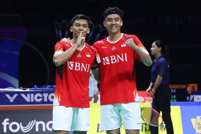 Pasangan ganda putra Indonesia, Muhammad Shohibul Fikri/Bagas Maulana, berpose setelah memenangi partai kedua penentuan juara Grup C Thomas Cup 2024 melawan India di Hi-Tech Zone Sports Centre, Chengdu, China, Rabu (1/5/2024).