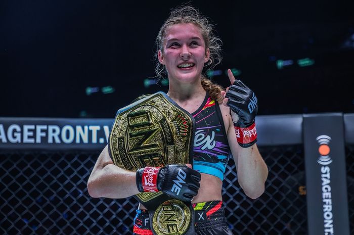 Smilla Sundell, kehilangan sabuk juara kelas jerami Muay Thai perempuan sebelum bertanding di ONE Fight Night 22 karena gagal melewati sesi penimbangan berat badan, Kamis (2/5/2024). 