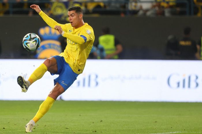 Cristiano Ronaldo cetak gol tanpa melihat ke gawang, Al Nassr menyingirkan Al Khaleej dalam semifinal King Cup di Riyadh (1/5/2024).