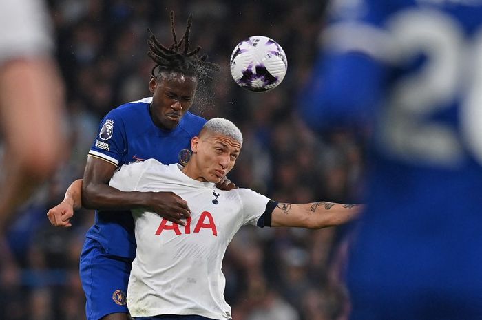 Momen Trevor Chalobah mencetak gol ke gawang Tottenham Hotspur.