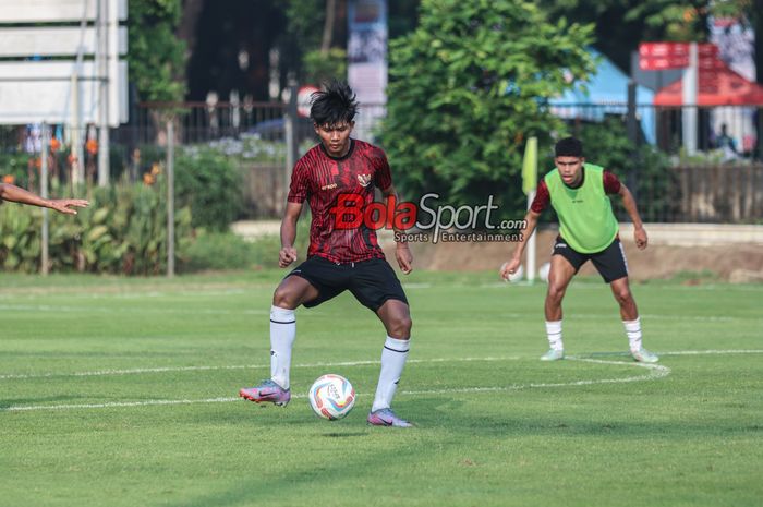 Arkhan Kaka Putra (kiri) sedang berlatih bersama timnas U-20 Indonesia di Lapangan A, Senayan, Jakarta, Jumat (3/5/2024).