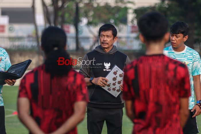 Pelatih timnas U-20 Indonesia, Indra Sjafri, sedang memberikan intruksi kepada para pemainnya di Lapangan A, Senayan, Jakarta, Jumat (3/5/2024). Mereka akan bertanding di Piala AFF U-19 dan Toulon Cup 2024 serta bertekad lolos ke putaran final Piala Dunia U-20 2025,