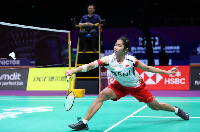 Aksi Ester Nurumi Tri Wardoyo saat tampil pada perempat final Uber Cup 2024 antara Indonesia vs Thailand, di Hi-Tech Zone Sports Centre Gymnasium, Chendu, Sichuan, China, Jumat (3/5/2024)