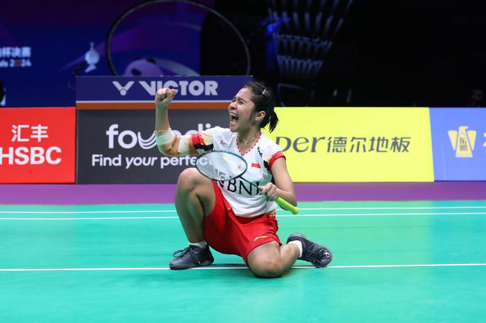 Ester Nurumi Tri Wardoyo berselebrasi saat pastikan kemenangan Indonesia atas Thailand pada perempat final Uber Cup 2024 di Hi-Tech Zone Sports Centre Gymnasium, Chengdu, Sichuan, China, Jumat (3/5/2024).