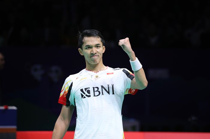 Pebulu tangkis tunggal putra Indonesia, Jonatan Christie,  bereaksi setelah menyumbang poin pada perempat final Thomas Cup 2024 melawan Korea Selatan di Hi-Tech Zone Sports Centre, Chengdu, China, Jumat (3/5/2024).