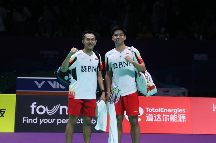 Pasangan ganda putra Indonesia, Fajar Alfian/Daniel Marthin, berpose pada perempat final Thomas Cup 2024 melawan Korea Selatan di Hi-Tech Zone Sports Centre, Chengdu, China, Jumat (3/5/2024).