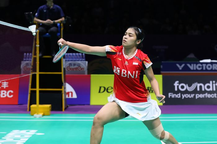 Tunggal putri, Gregoria Mariska Tunjung, menyambut kok saat memperkuat Indonesia pada pertandingan menghadapi Korea Selatan di semifinal Uber Cup 2024 di Chengdu, China, 4 Mei 2024. 