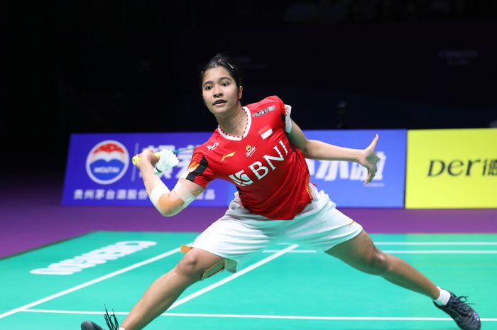 Tunggal putri, Ester Nurumi Tri Wardoyo, mencoba mengembalikan kok saat memperkuat Indonesia pada pertandingan menghadapi Korea Selatan di semifinal Uber Cup 2024 di Chengdu, China, 4 Mei 2024. 