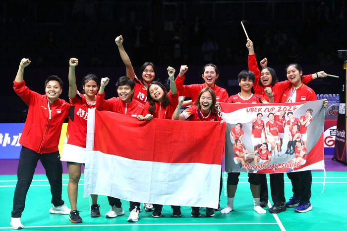 Tim Uber Cup Indonesia berpose setelah memastikan diri ke final Uber Cup 2024 dengan mengalahkan Korea Selatan, 3-2 pada semifinal di Hi-Tech Zone Sports Centre, Chengdu, China, Sabtu (4/5/2024).