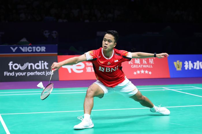 Pebulu tangkis tunggal putra Indonesia, Anthony Sinisuka Ginting, pada partai pertama semifinal Thomas Cup 2024 melawan Taiwan di Hi-Tech Zone Sports Centre, Chengdu, China, Sabtu (4/5/2024).