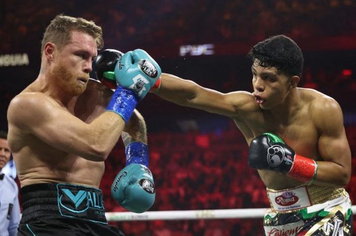 Duel tinju perebutan gelar juara dunia sejati kelas menengah super antara Canelo Alvarez (kiri) melawan Jaime Munguia digelar di T-Mobile Arena, Las Vegas, Minggu (5/5/2024) WIB.