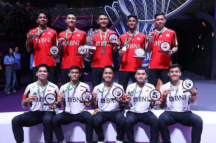 Para pemain Indonesia sedang berpose usai menjalani laga final dan menjadi runner-up Thomas Cup 2024 melawan China, Minggu (5/5/2024)