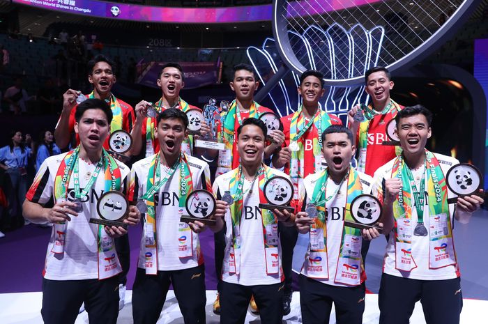 Para pemain Indonesia sedang berpose usai menjalani laga final dan menjadi runner-up Thomas Cup 2024 melawan China, Minggu (5/5/2024)