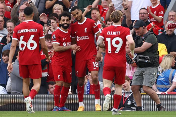 Dua pemain Liverpool, Cody Gakpo dan Mohamed Salah, merayakan gol ke gawang Tottenham Hotspur pada laga pekan ke-36 Liga Inggris di Stadion Anfield, Minggu (5/4/2024).