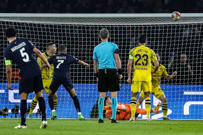 Tembakan Kylian Mbappe mengenai mistar gawang dalam duel PSG vs Borussia Dortmund pada semifinal Liga Champions di Parc des Princes, Paris (7/5/2024).