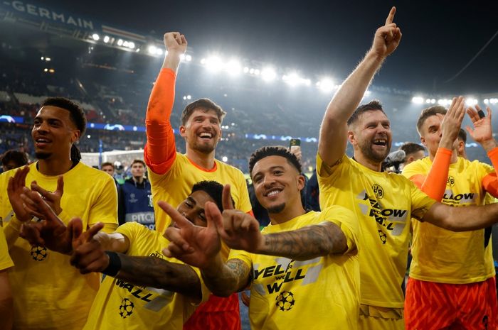 Jadon Sancho dan awak Borussia Dortmund merayakan kemenangan atas PSG yang meloloskan tim ke final Liga Champions berkat hasil laga di Parc des Princes (7/5/2024).