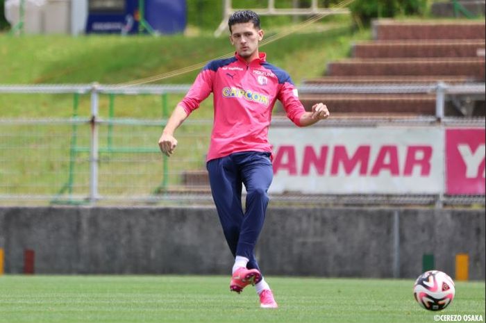 Bek Cerezo Osaka, Justin Hubner sudah berlatih di Cerezo Osaka jelang lawan Vissel Kobe pada Rabu (8/5/2024).