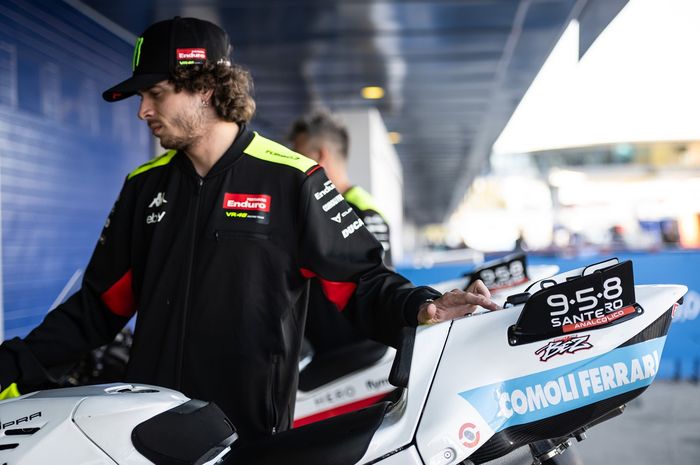 Pembalap Pertamina Enduro VR46, Marco Bezzecchi, bersama motor Ducati Desmosedici GP23 yang dikendarainya pada MotoGP 2024.