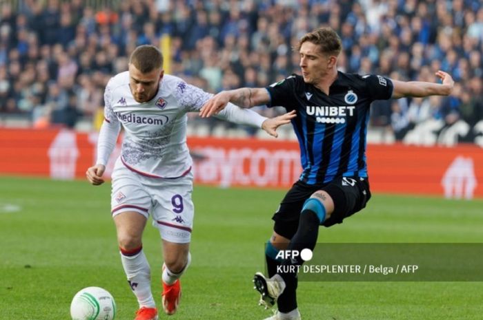 Gelandang Fiorentina, Lucas Beltran (kiri), berduel dengan penyerang Club Brugge, Michal Skoras, dalam laga leg kedua semifinal Liga Konferensi Europa, Rabu (8/5/2024) di Jan-Breydel Stadium.